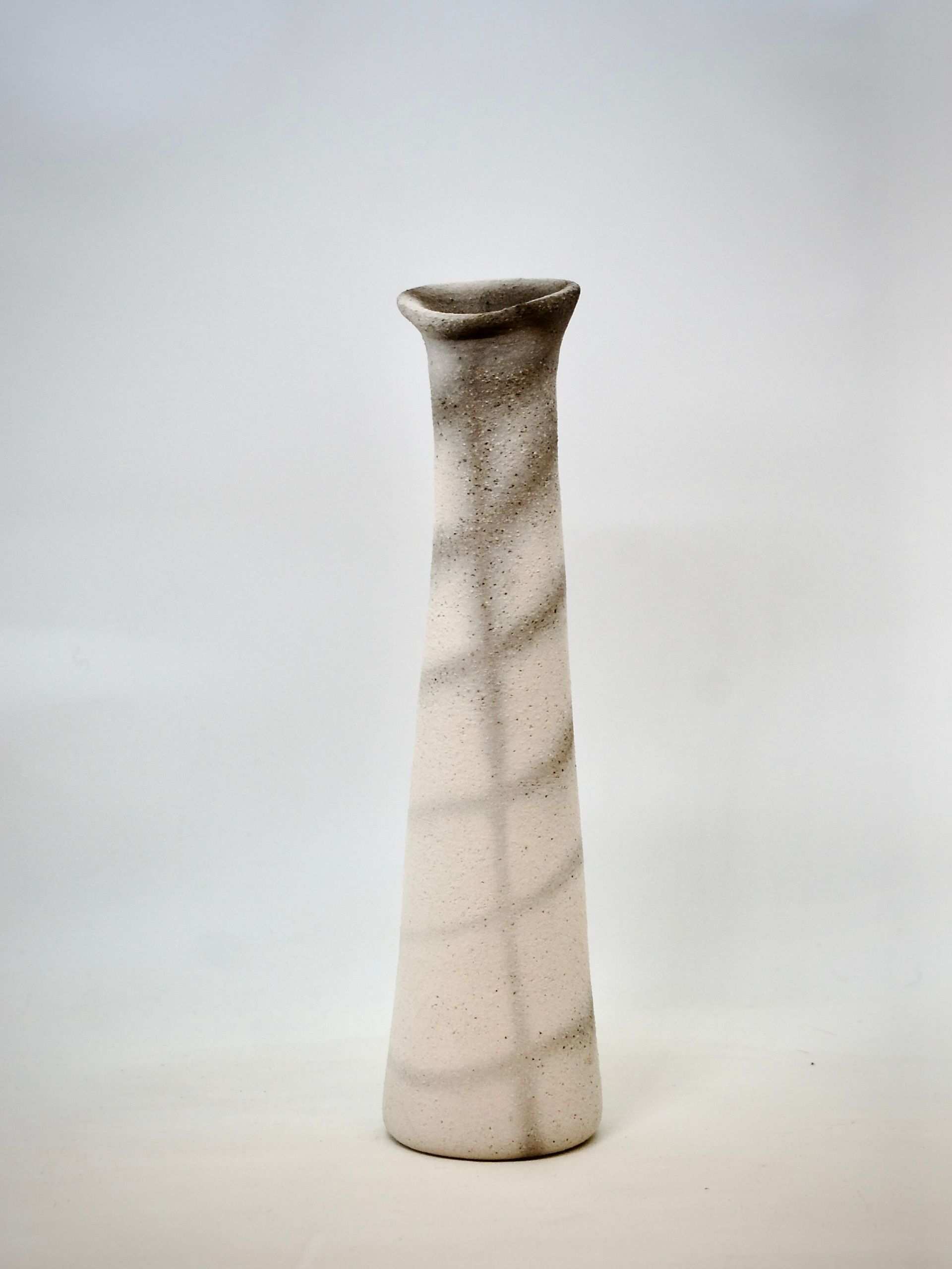 Konische Vase weiß-grau, geräuchert