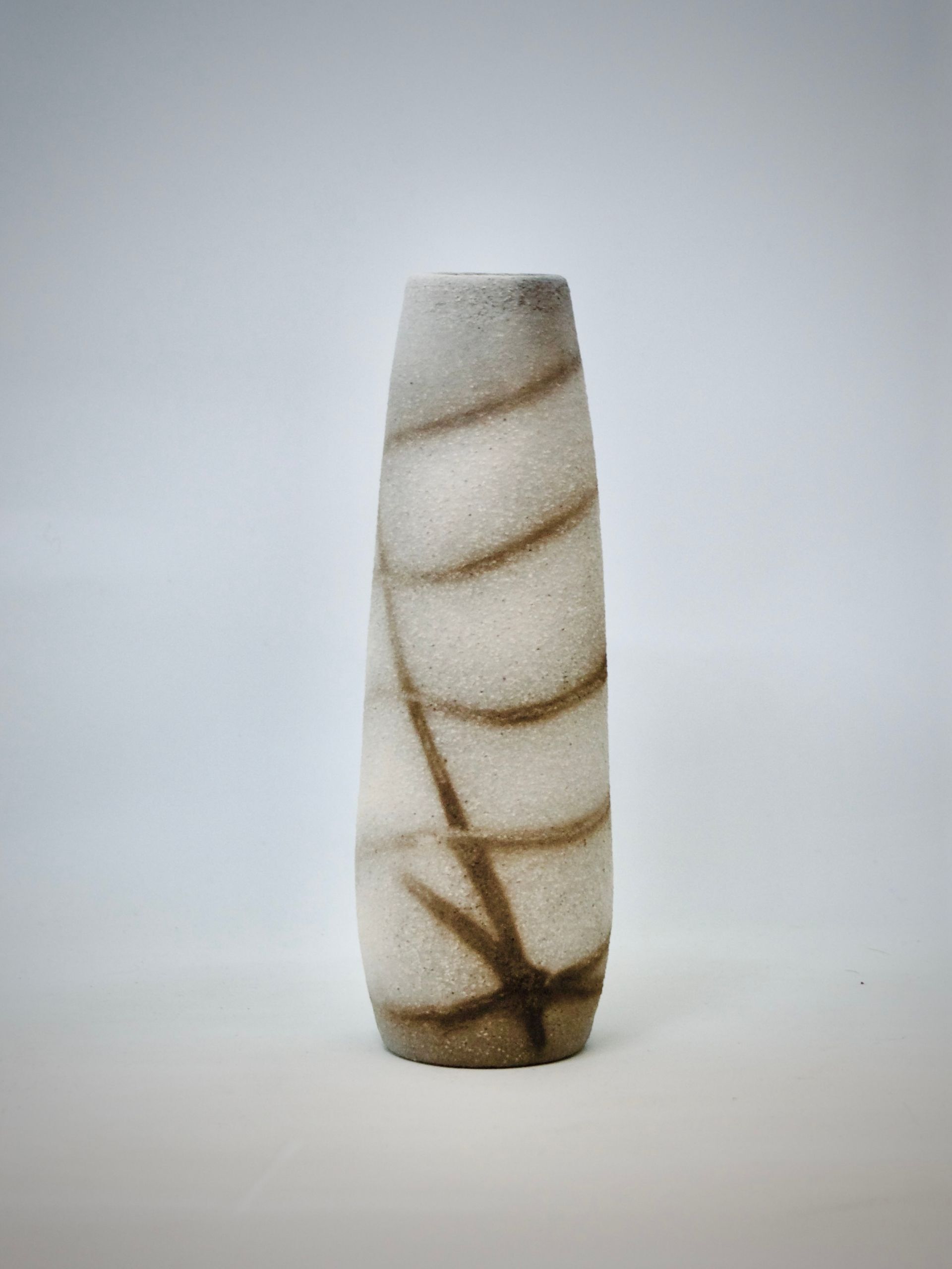 Bauchige Vase weiß-grau, geräuchert