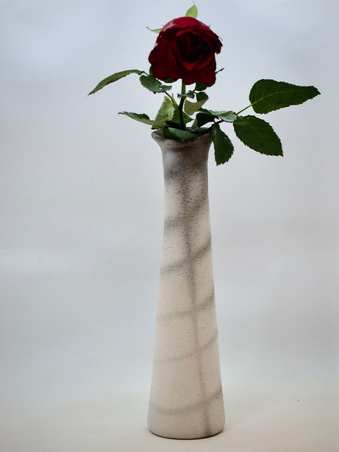 Konische Vase weiß-grau, geräuchert