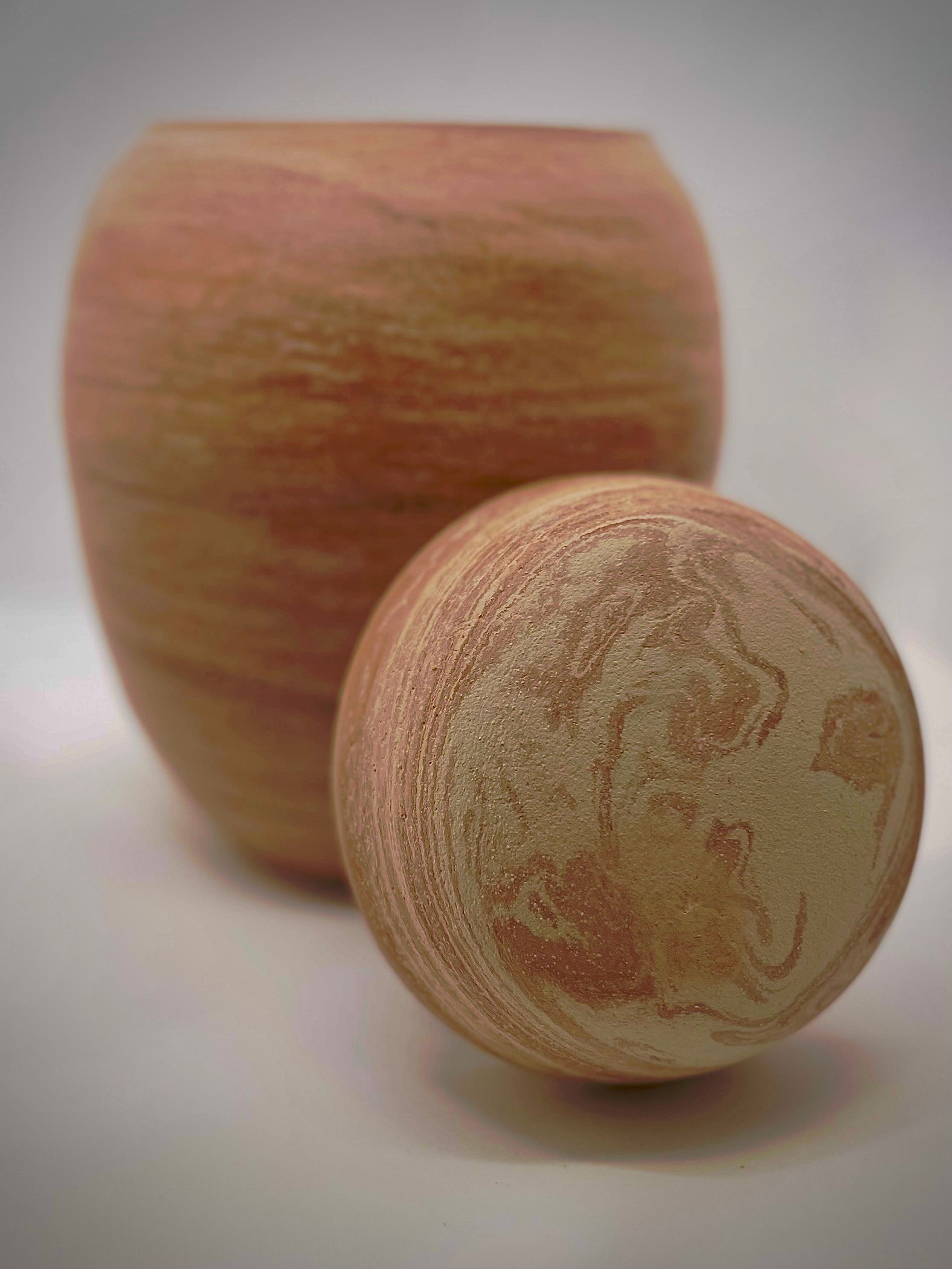 Orange-beige gestreifte Urne unglasiert, XL