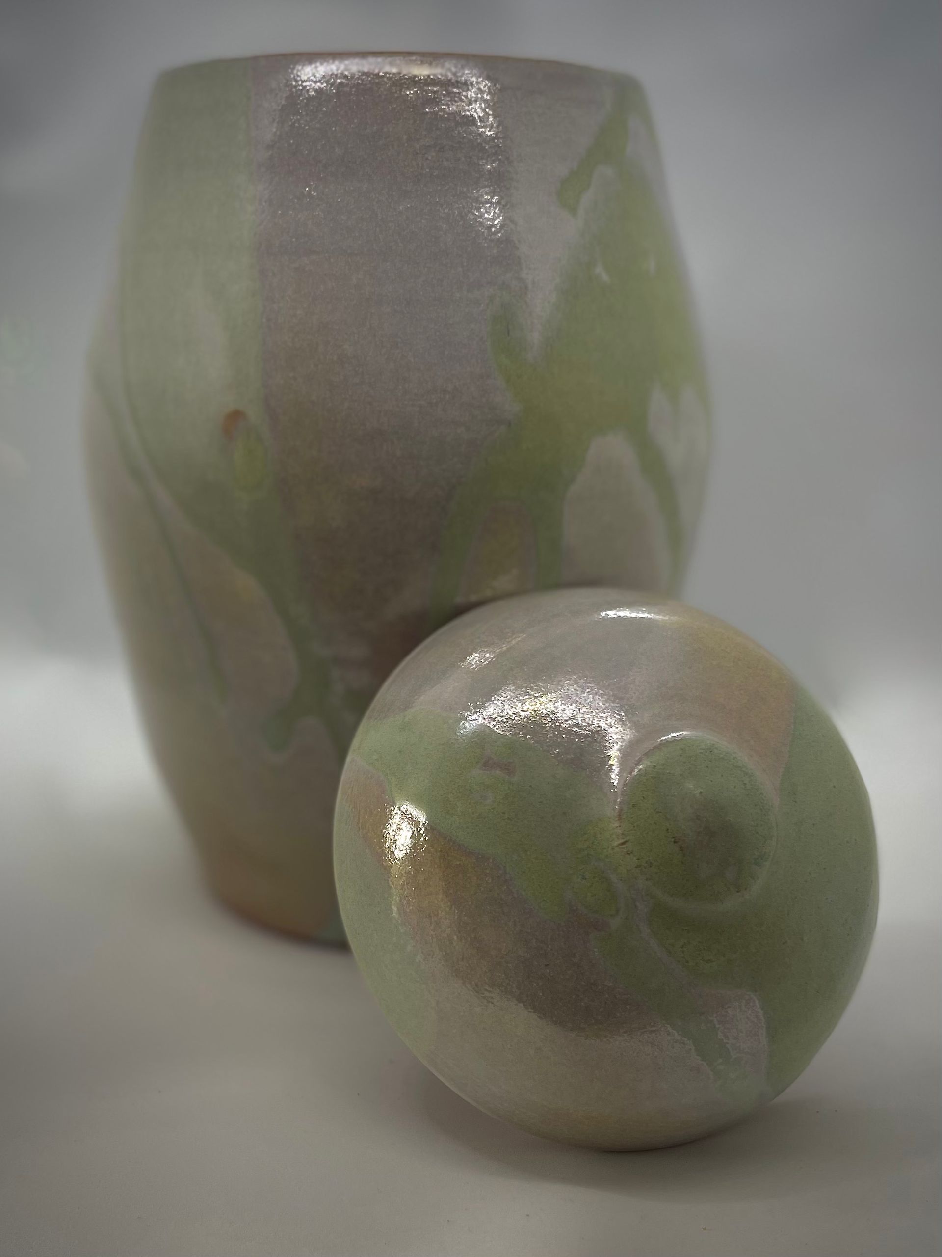 Perlmutt-mintfarbene Urne semitransparent glasiert, XL