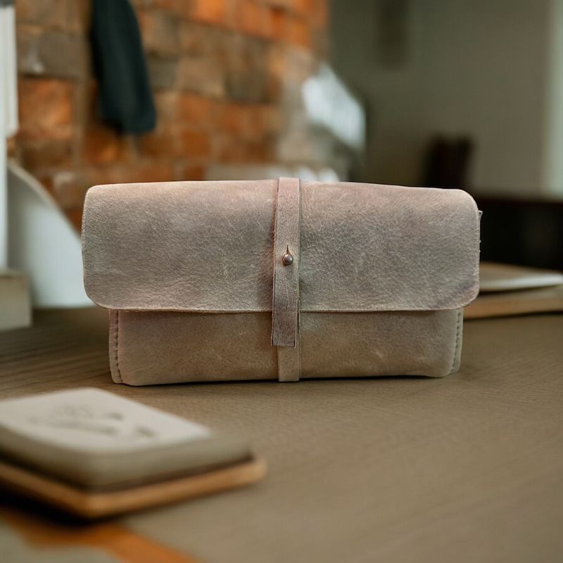 TOILETRIES BAG / MAKEUP BAG