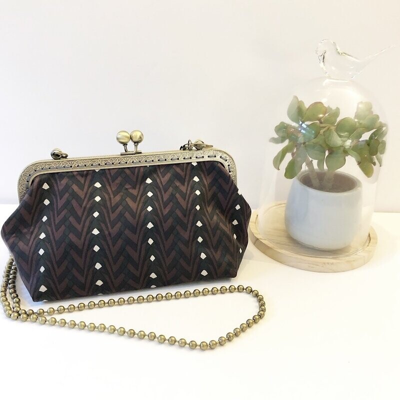 Sac-pochette en soie style rétro