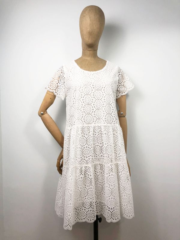 NICE Robe courte en broderie anglaise