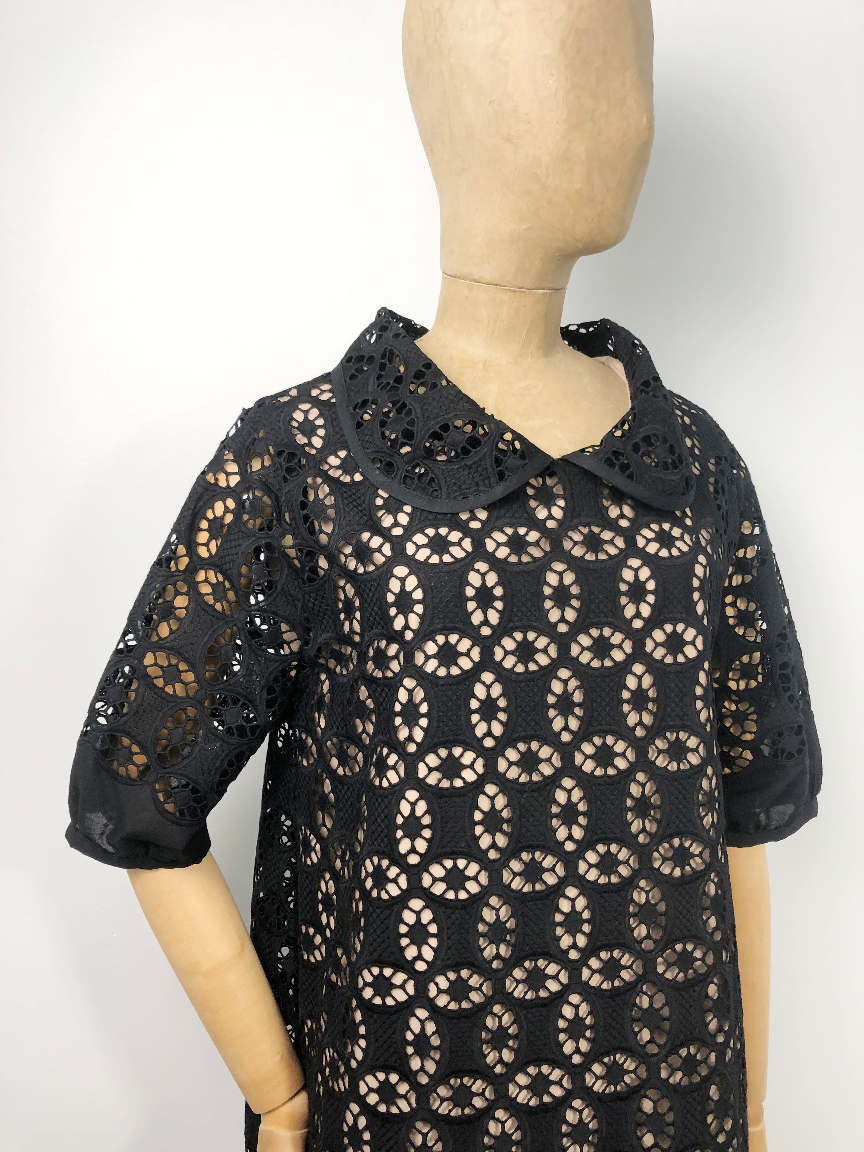 MARJOLAINE Robe en dentelle ajourée à col Claudine