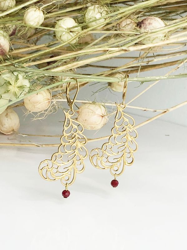FEATHER boucles d'oreilles filigrane dorées & perle rouge FEATHER boucles d'oreilles filigrane dorées & perle rouge