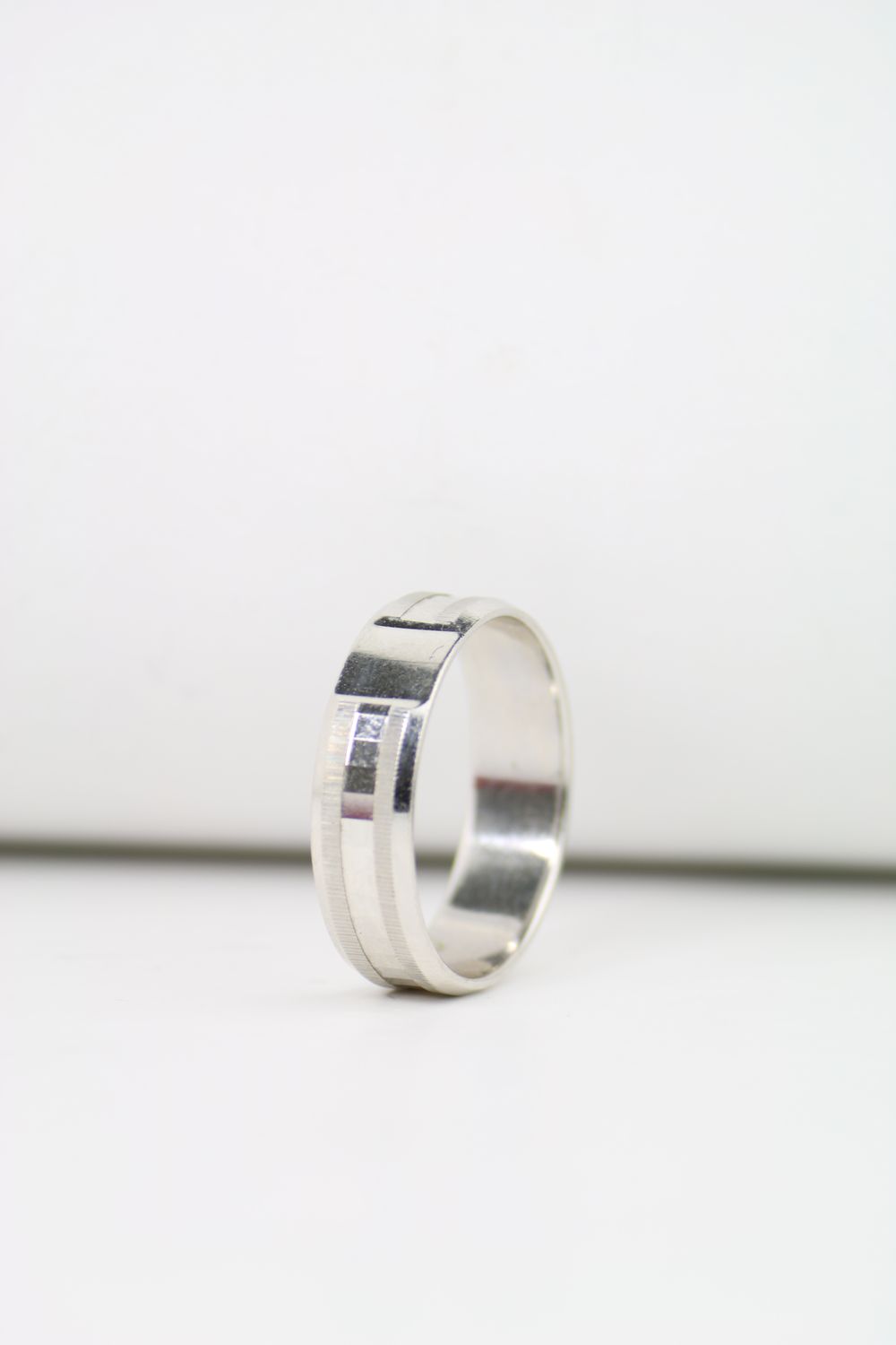 14K White Gold Men’s Wedding Band – Modern Strength with Timeless Elegance