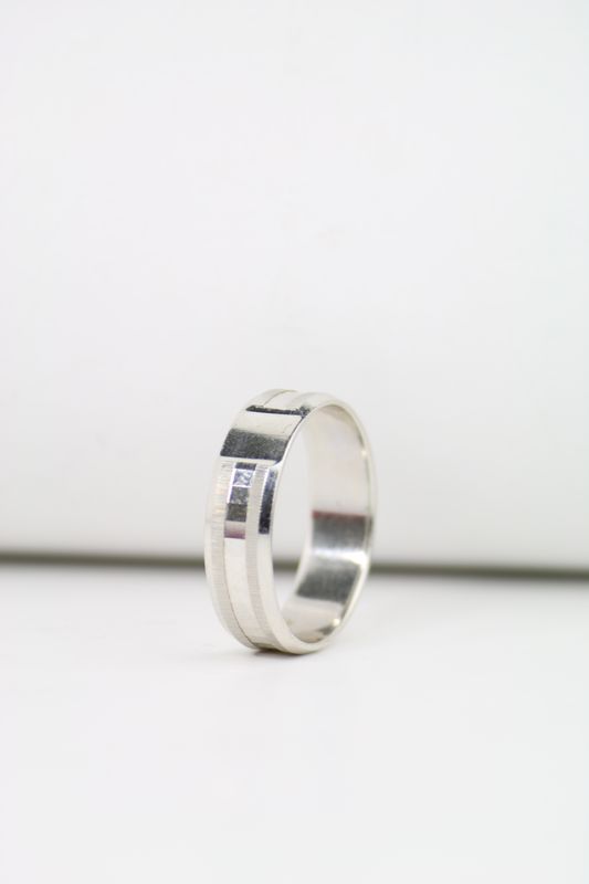 14K White Gold Men’s Wedding Band – Modern Strength with Timeless Elegance