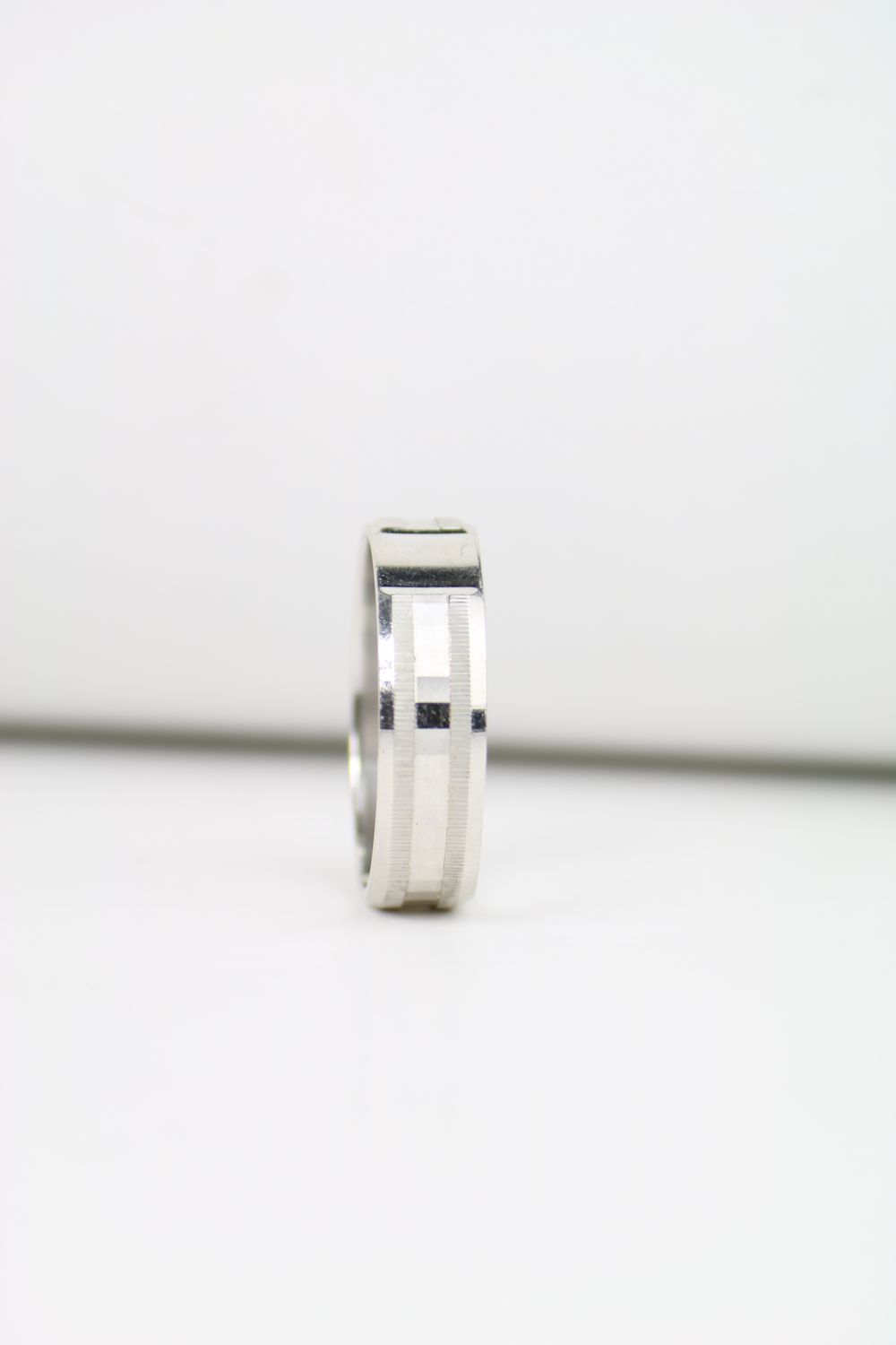 14K White Gold Men’s Wedding Band – Modern Strength with Timeless Elegance