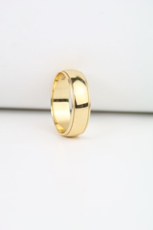 14K Yellow Gold Men’s Wedding Band – Classic Elegance with Refined Detailing