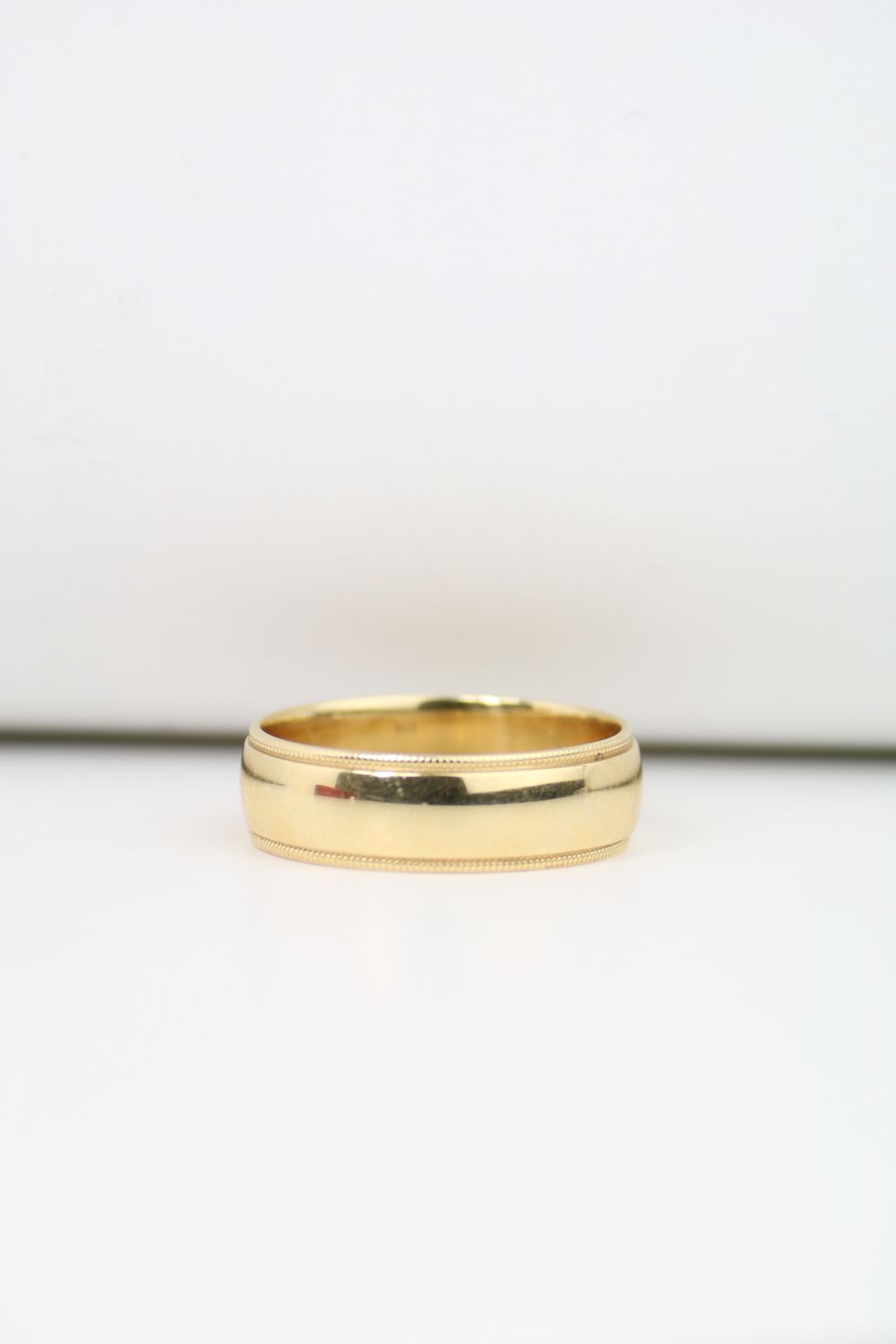 14K Yellow Gold Men’s Wedding Band – Classic Elegance with Refined Detailing