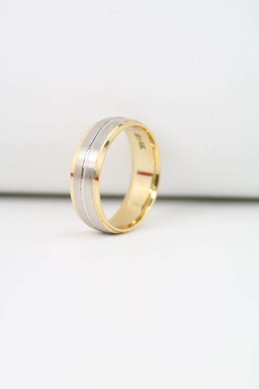 14K Two-Tone Gold Men’s Wedding Band – Classic Contrast with Modern Elegance