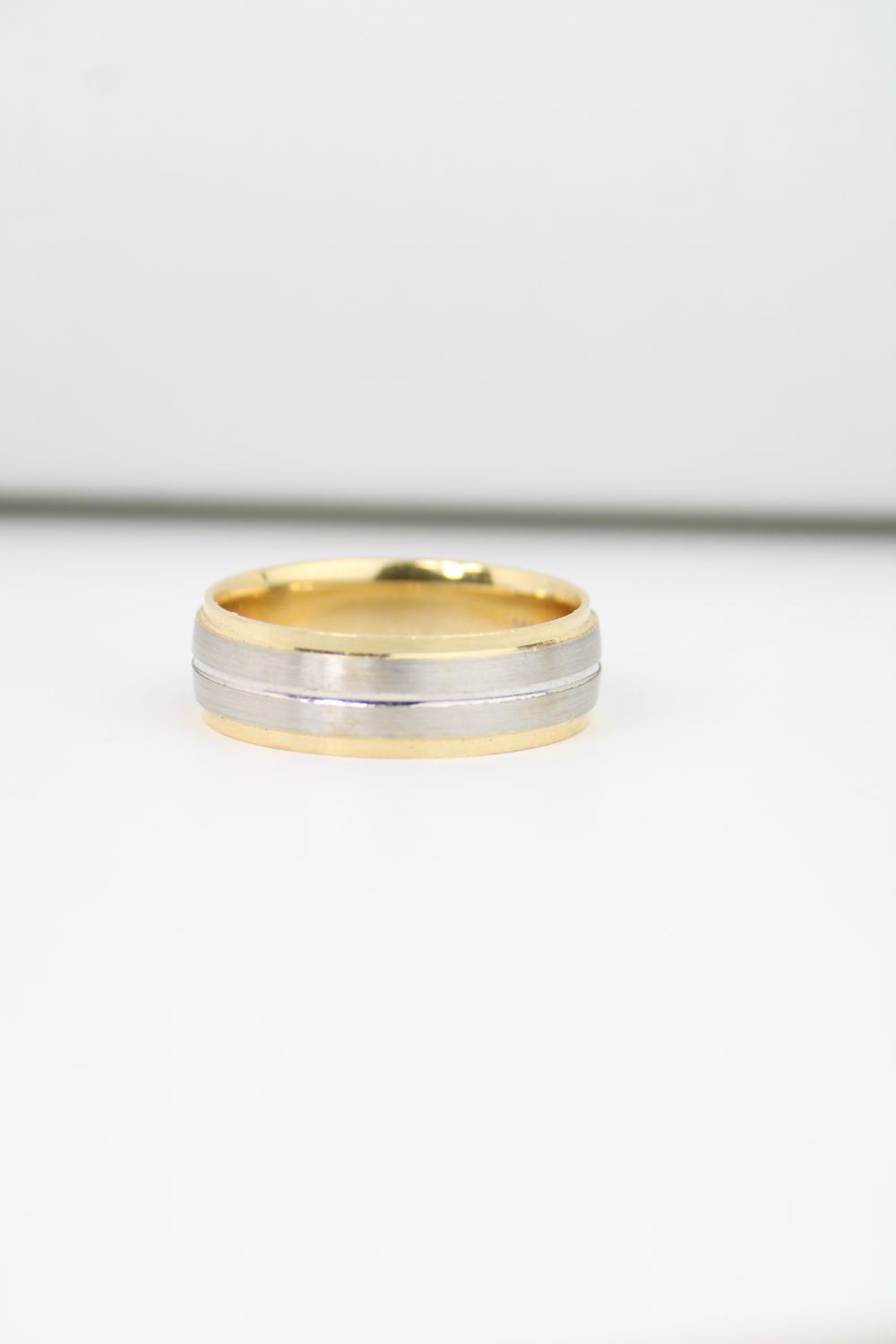 14K Two-Tone Gold Men’s Wedding Band – Classic Contrast with Modern Elegance