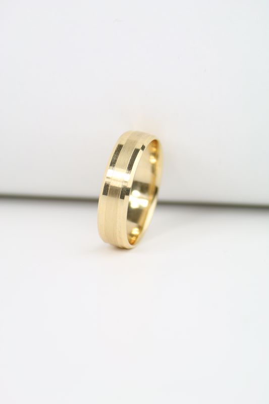 14K Yellow Gold Men’s Wedding Band – Modern Simplicity with Timeless Strength