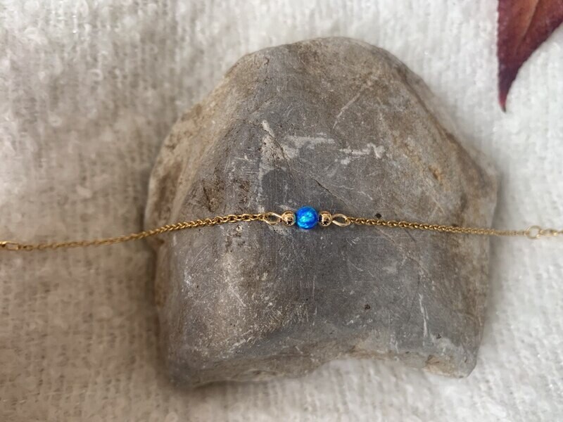 Bracelet plaqué or opale synthétique bleue