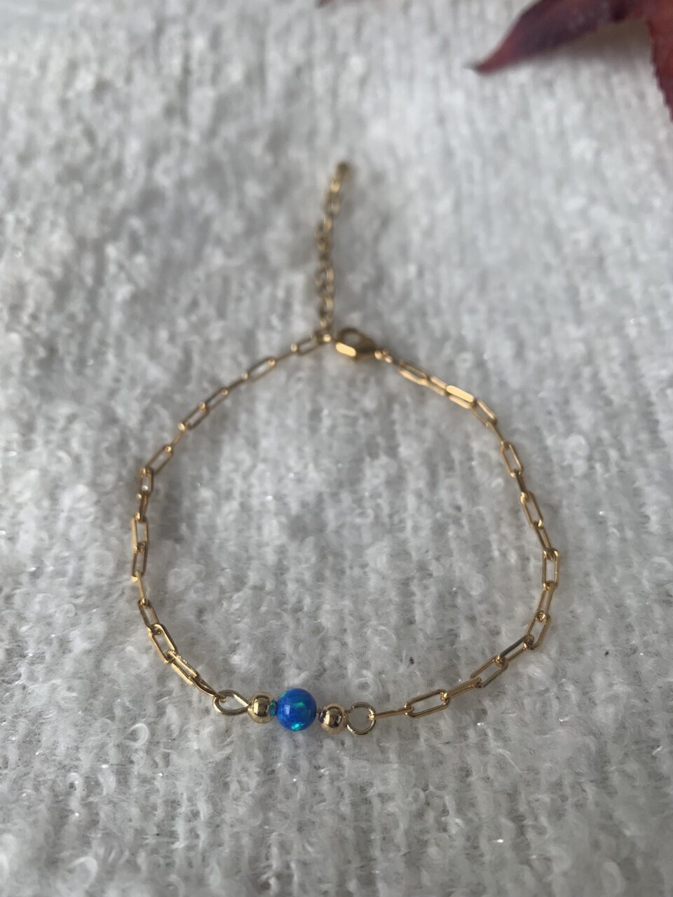 Bracelet plaqué or opale synthétique bleue - chainette trombone