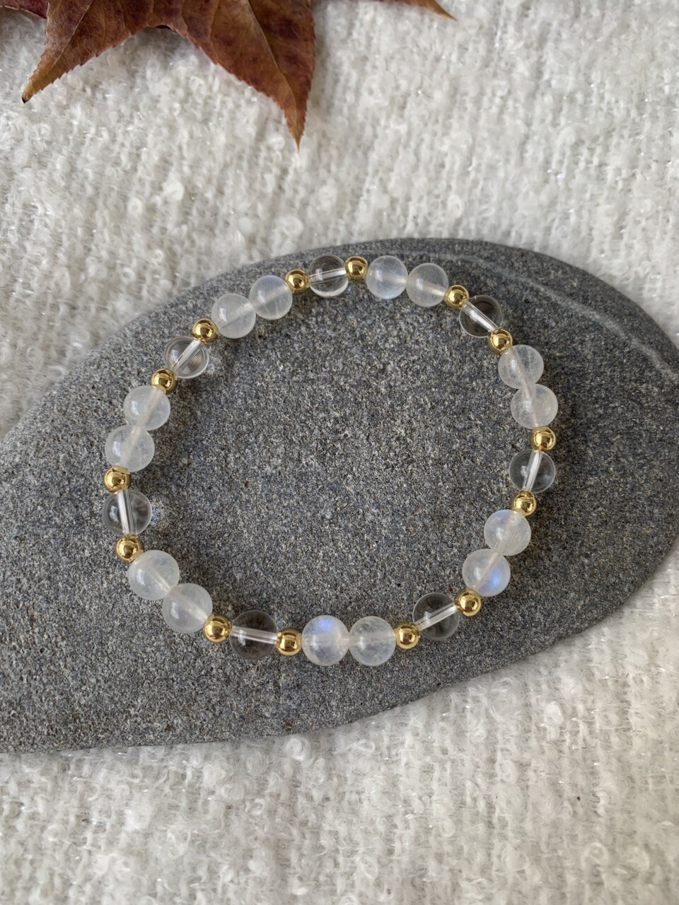Bracelet élastique en Pierre de lune et Cristal de Roche • Perles intercalaires en plaqué or • 16cm •  1 disponible