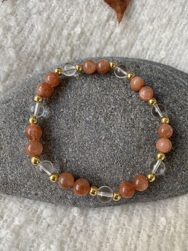 Bracelet élastique en Pierre de Soleil et Cristal de Roche • Perles intercalaires en plaqué or • 16cm •  1 disponible