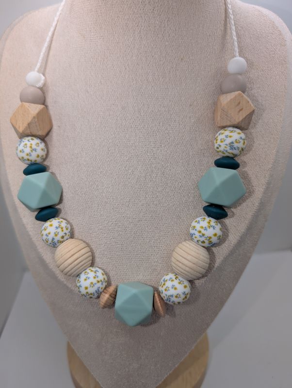 Collier de portage ou d allaitement . Crée et confectionné par Calinou . (Testé et homologué en laboratoire.)
