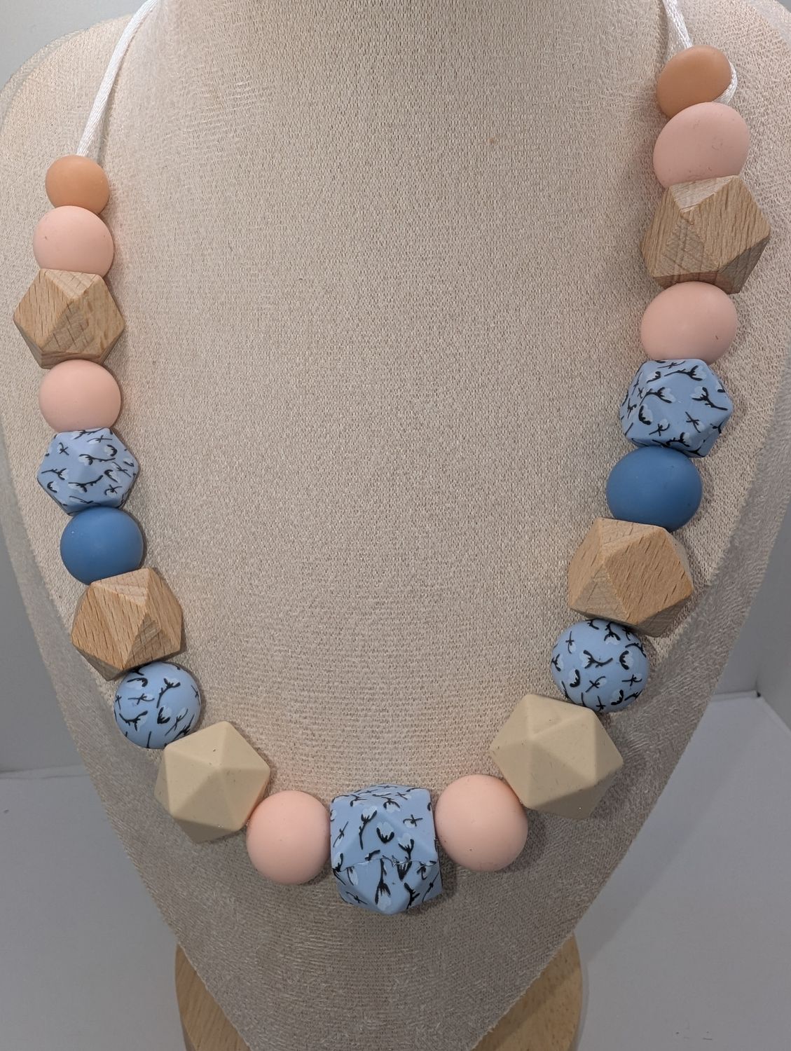 Collier de portage ou d&#39;allaitement. Créé et confectionné par Calinou. (Testé homologué en laboratoire)