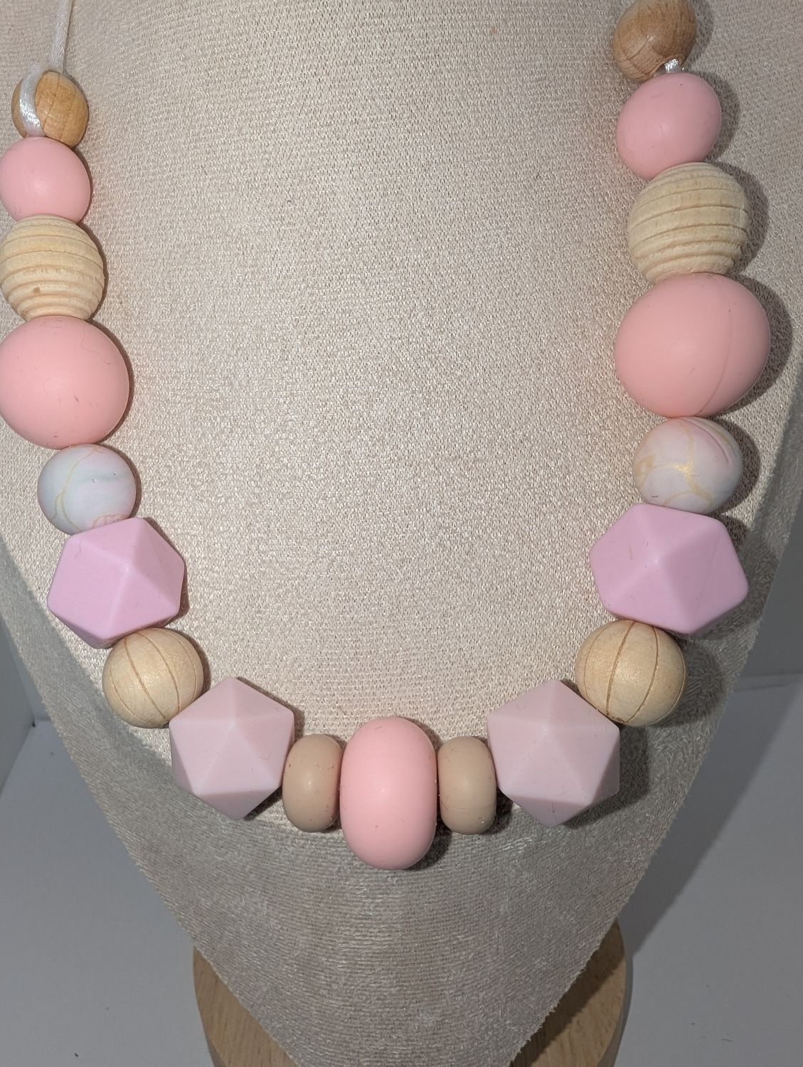 Collier de portage ou d&#39;allaitement. Créé et confectionné par Calinou. (Testé et homologué en laboratoire)