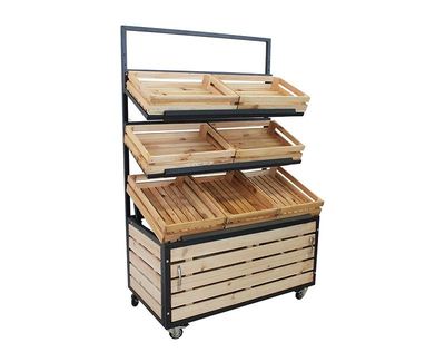 Obstregal mit Holzverkleidung und Holzkisten