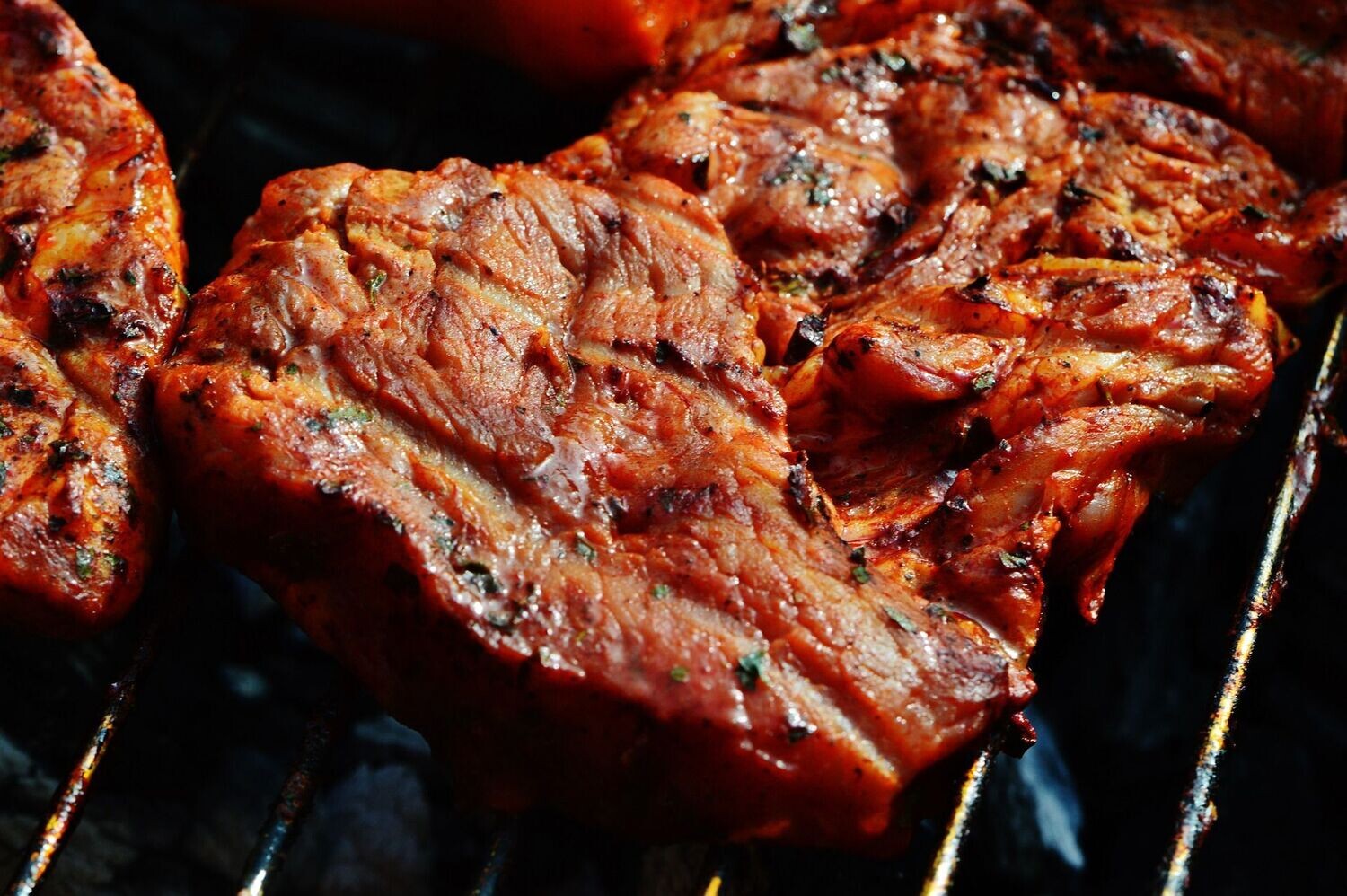 Schweinehals roter Marinade