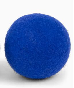Filzball Hundespielzeug aus nachhaltiger Schurwolle blau