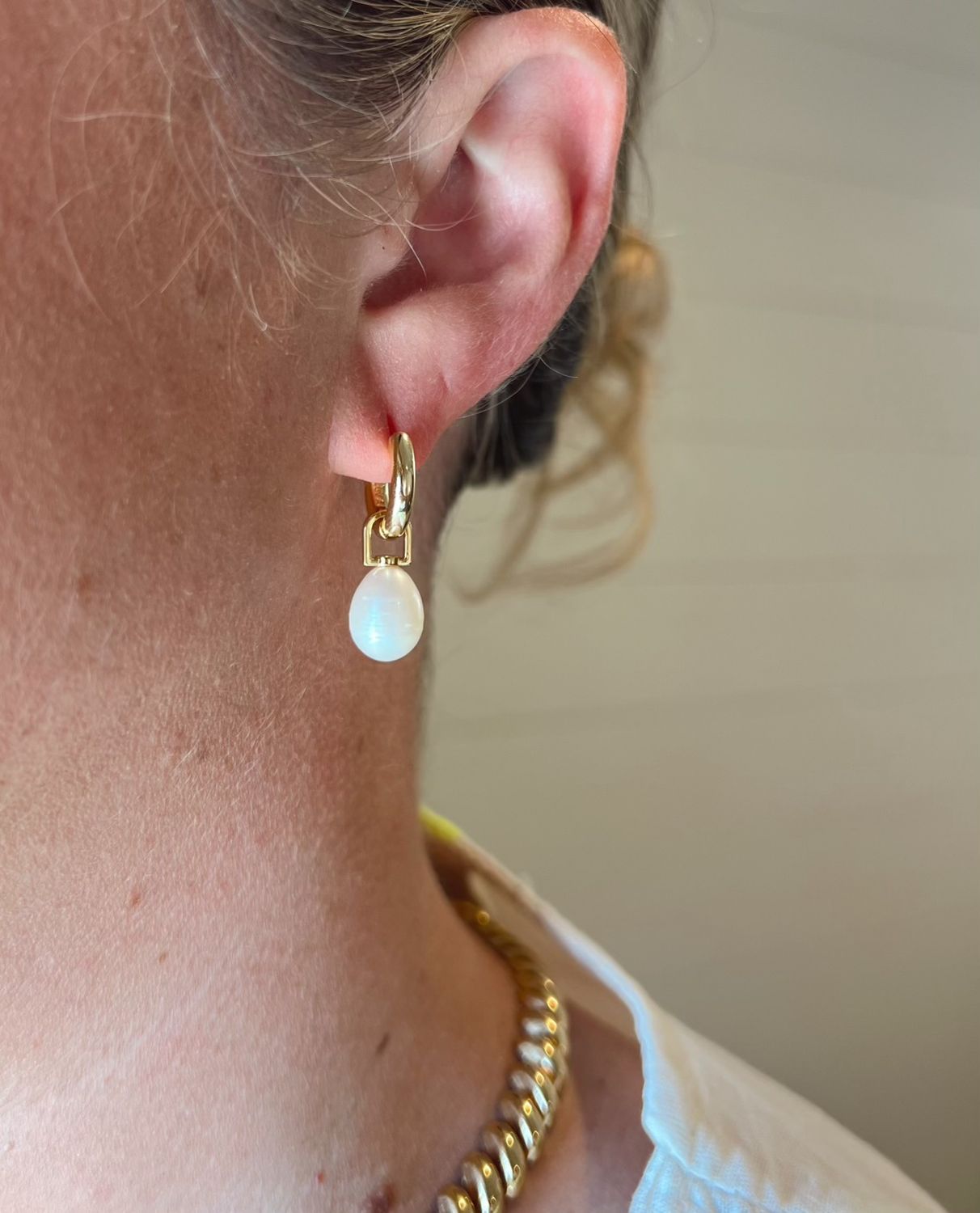 White Pearl Amalfi Huggies, Color: Gold