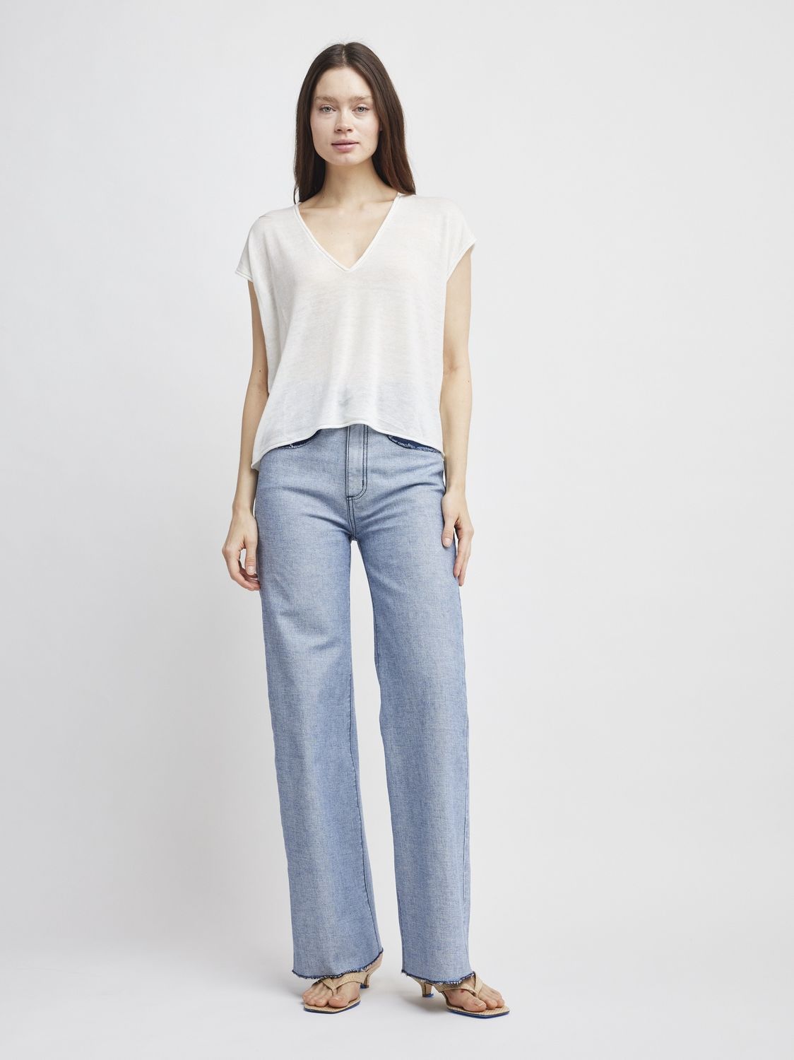 Dorian V-Neck Sweater in White, Size: XS