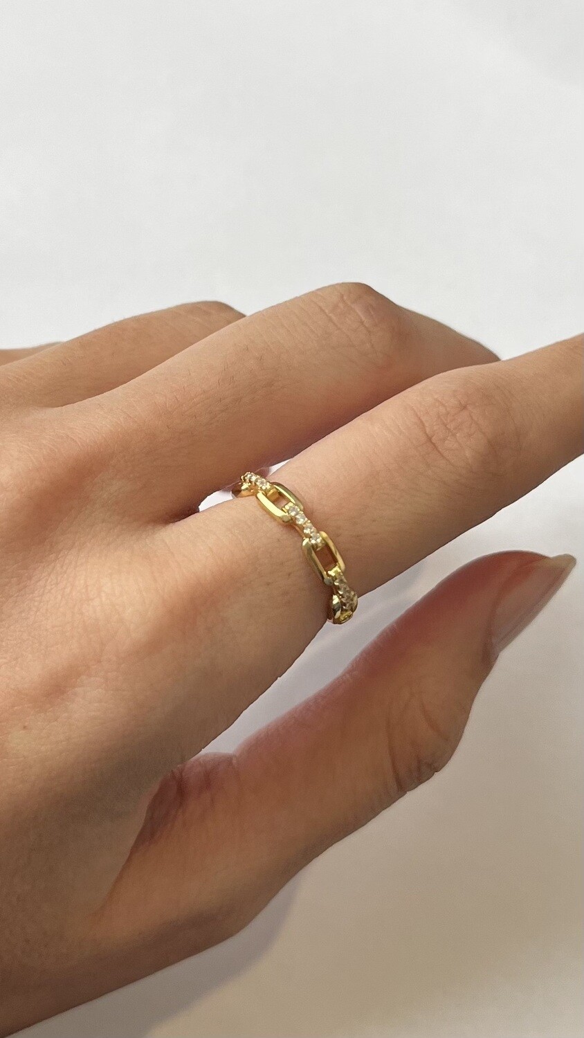 ZUVA chain ring
18K gold plating over 925 Sterling Silver