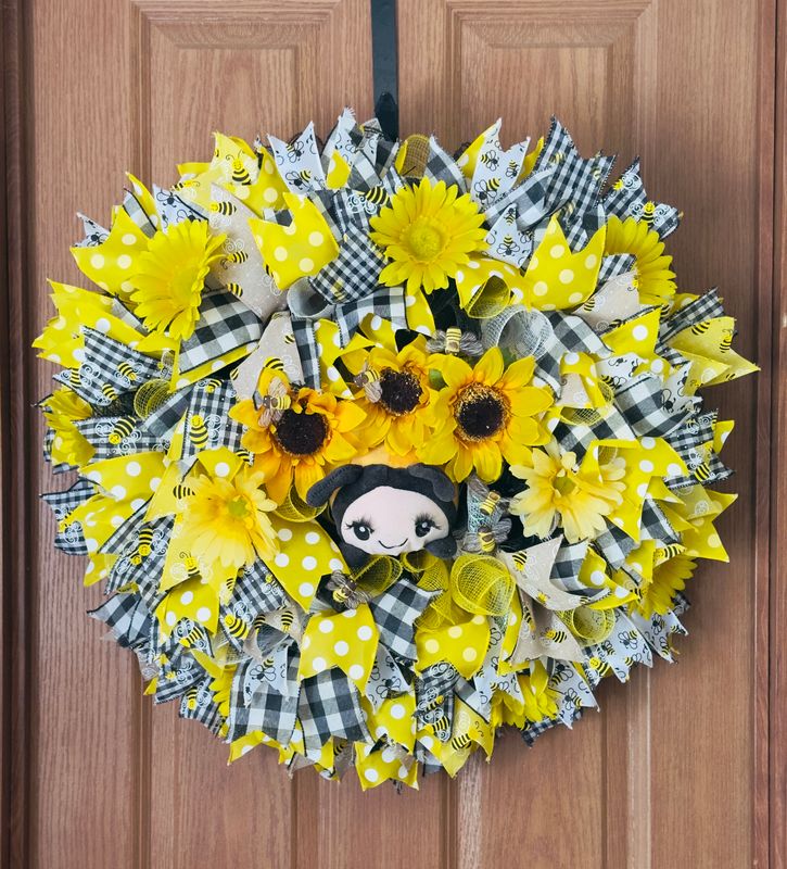 BUMBLE BEE WILDFLOWER WREATH