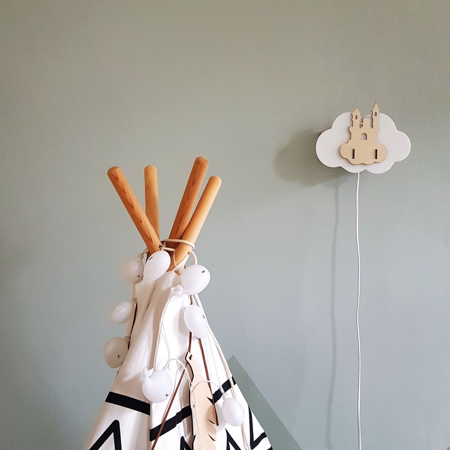 Guirlande de petits drapeaux en bois de récupération