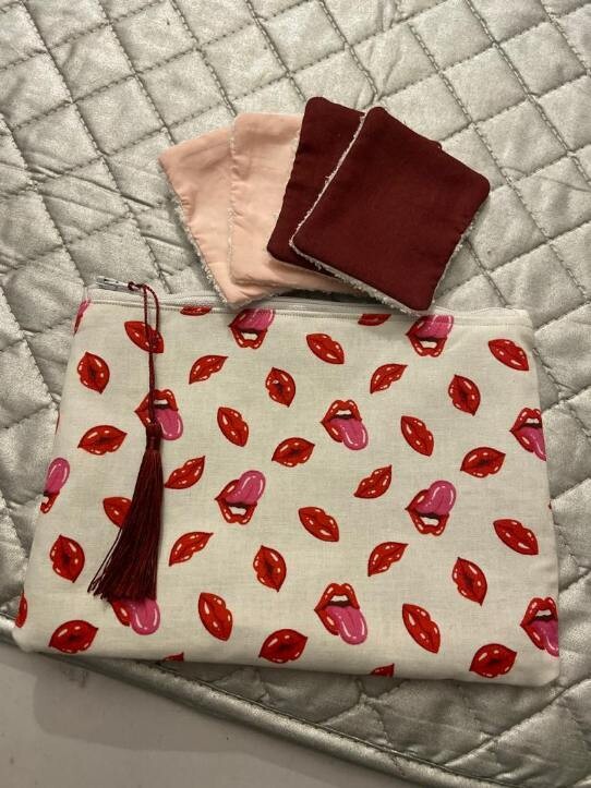 Pochette langue/bisous + carrées démaquillant