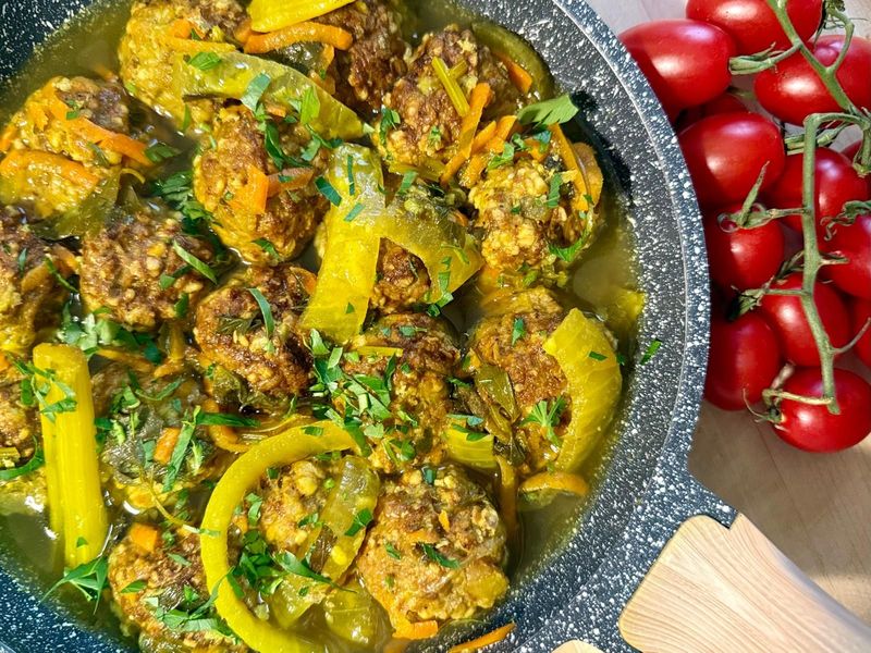 Meatballs Meal - Includes: Beef or vegan Meatballs | Cooked vegetables (Givetch) | Rice pilaf | Fresh Baked Pita (Meal Serves 5)