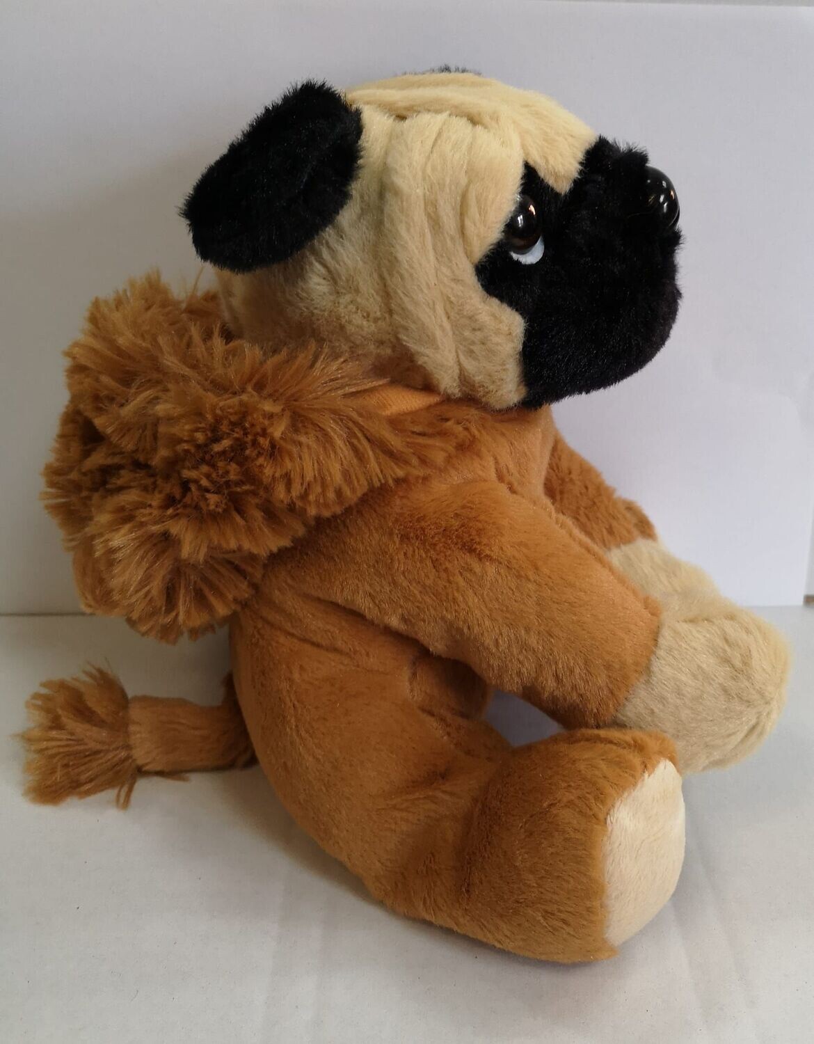 Mops Plüsch  Sitzender mit Anzug Löwe, ca. 23 cm, Kuscheltier, Stofftier, 1 Stück von Paws, Landahl