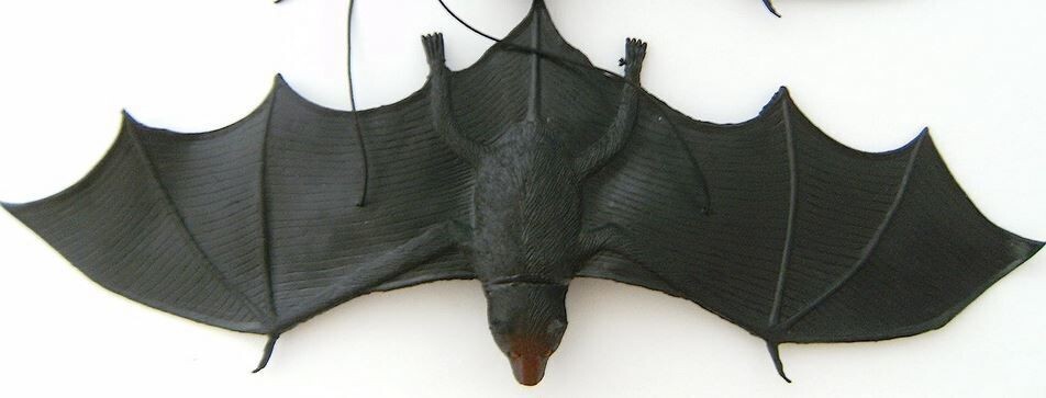 Fledermaus Deko 32 x 12 x 2 cm Halloween Party Dekoration  - Hängende Fledermäuse  aus weichem Gummimaterial , 2er Set mit 2 Motiven (1 Packung)