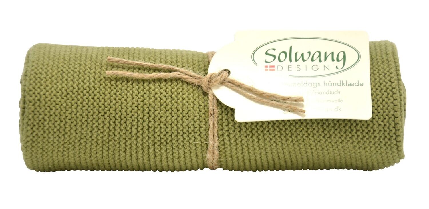 1 Stück gestricktes Handtuch in dunklem Oliv.