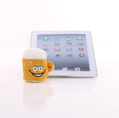 Smile Bier, Mini Plüsch, Knautschfigur mit Displayreiniger Funktion - Entfernung von Staub, Fingerabdrücken - Verschmutzungen von Displays und Oberflächen- Plüschfigur, Tischdeko - Geschenkidee Smile Bier, Mini Plüsch, Knautschfigur mit Displayreiniger Funktion - Entfernung von Staub, Fingerabdrücken - Verschmutzungen von Displays und Oberflächen- Plüschfigur, Tischdeko - Geschenkidee