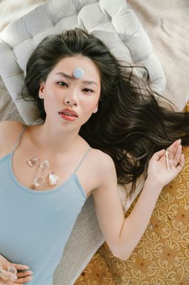 BIJOUX EN PIERRE PREMIÈRE