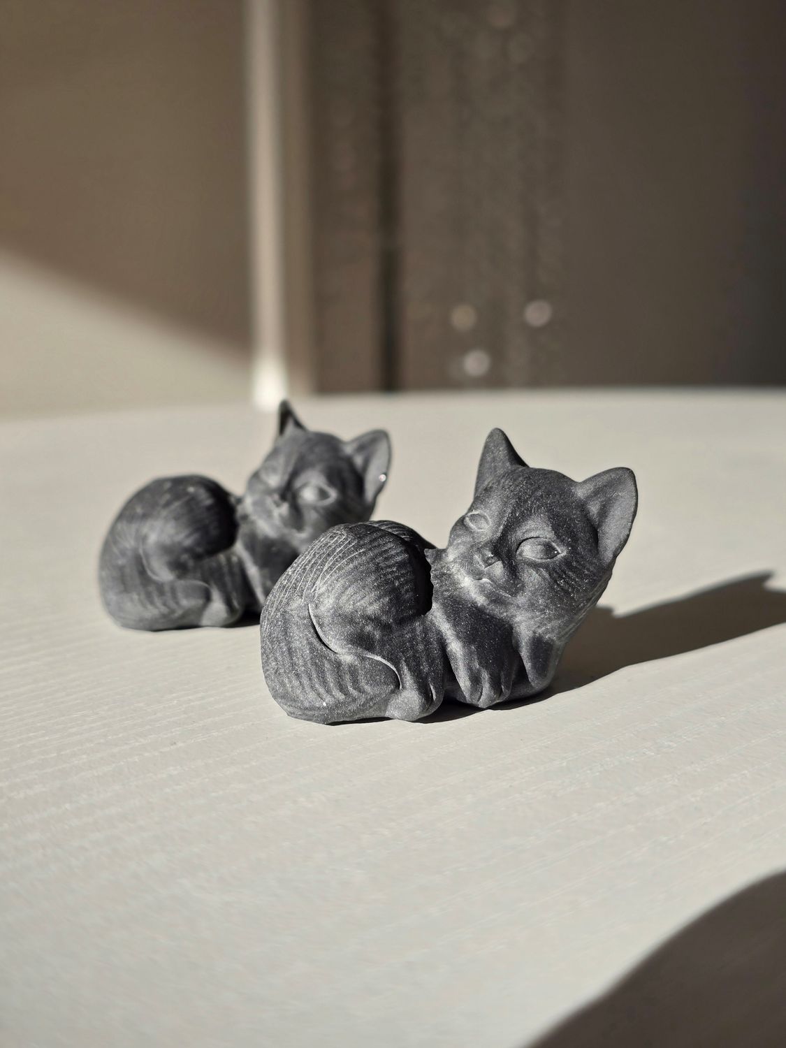 OBSIDIAN Katze liegend