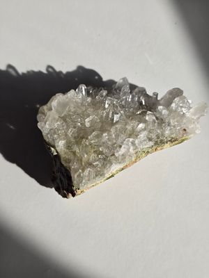 BERGKRISTALL Rohstein mit Epidot
