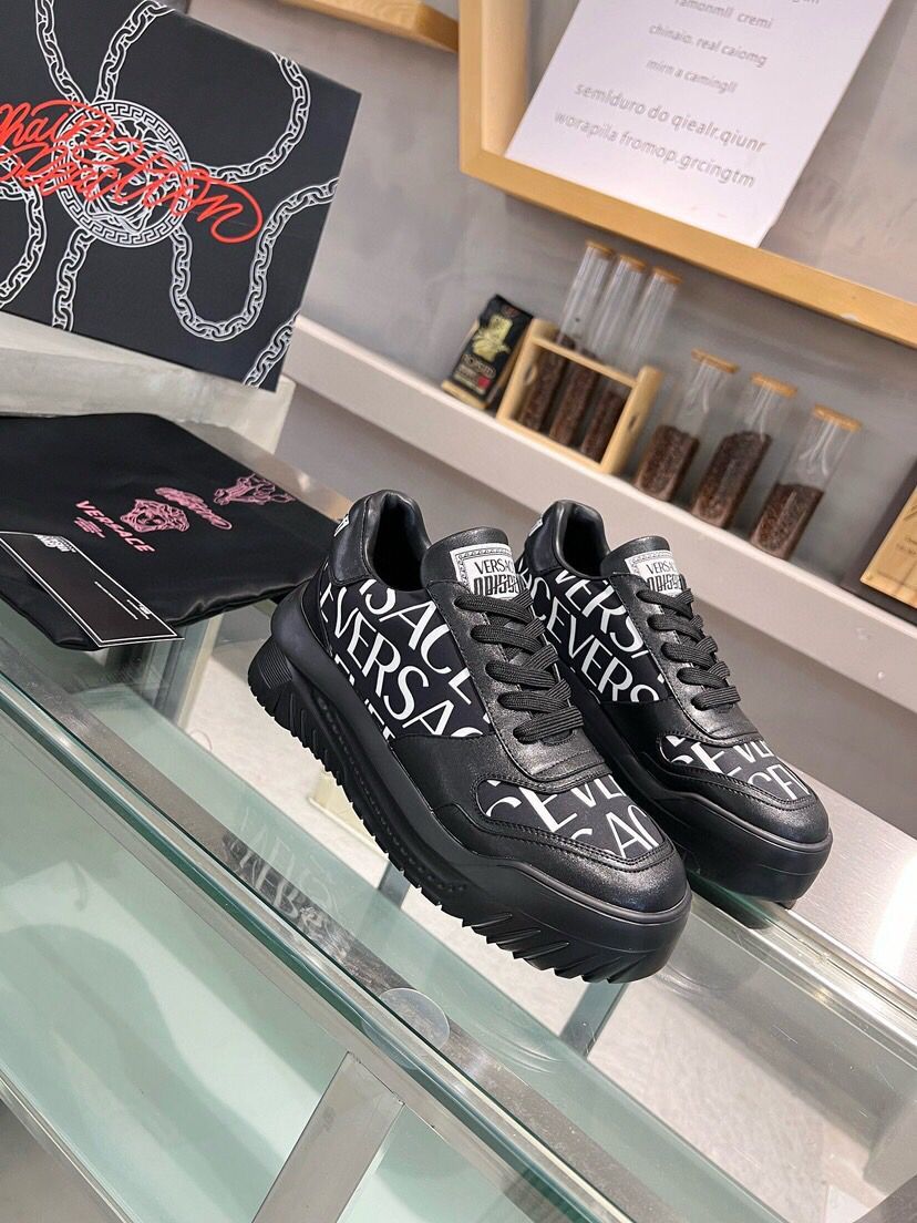 Versace
Sneakers