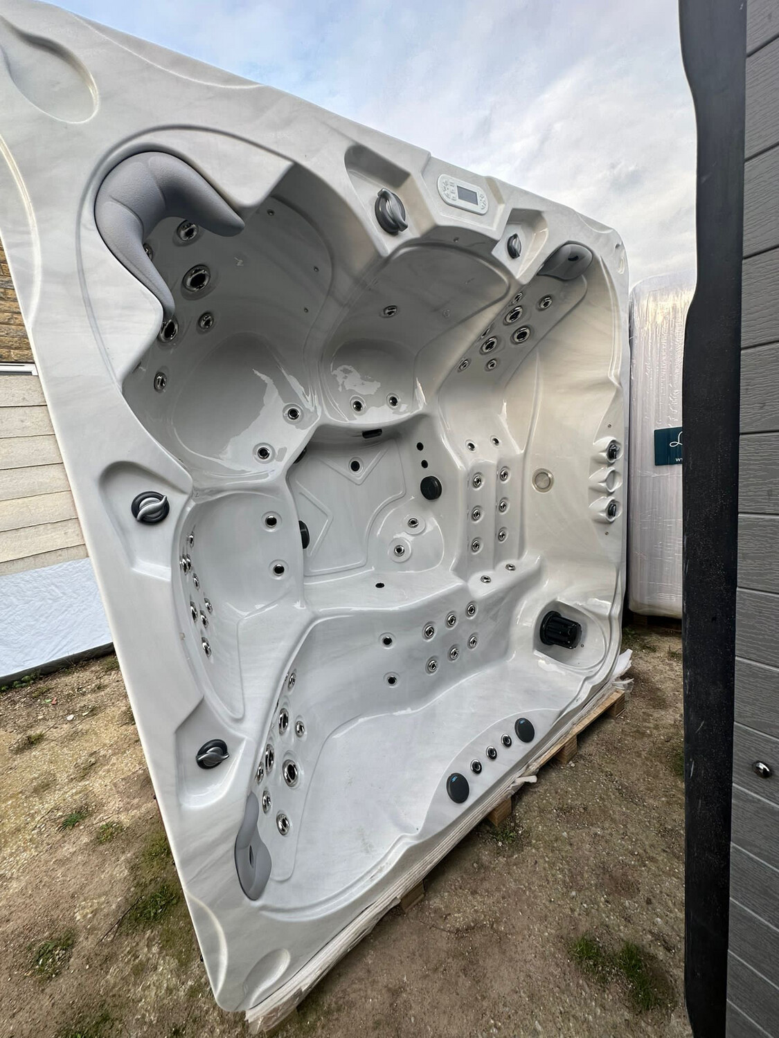 Second Hand Hot Tub 9