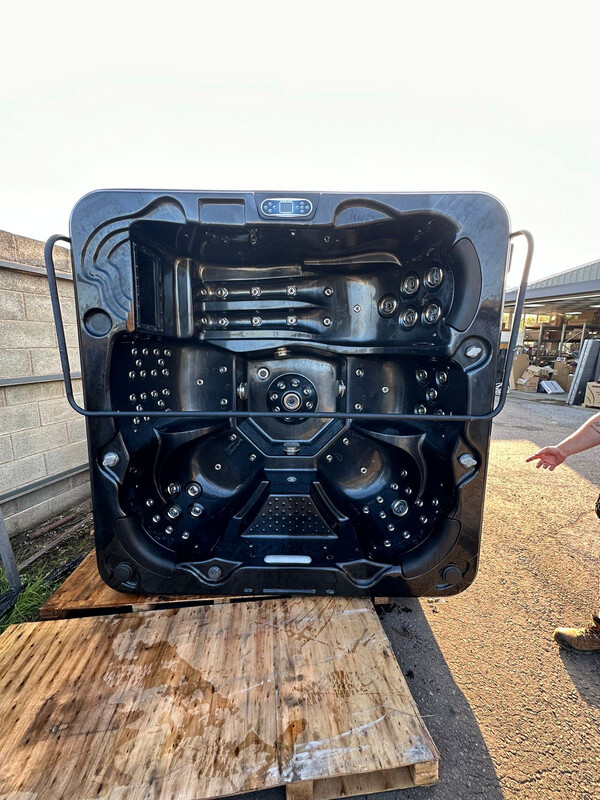 Second Hand Hot Tub 18 (SOLD)