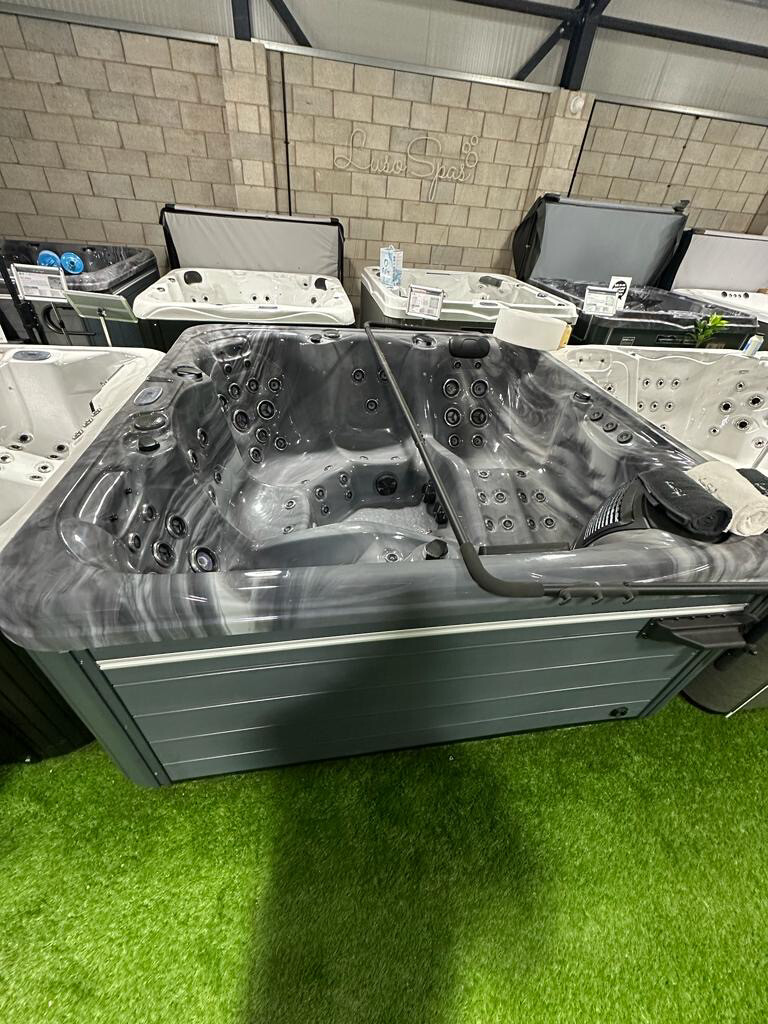 Second Hand Hot Tub 28 (SOLD)