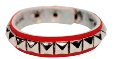 Lederarmband mit kleinen Pyramidennieten in Rot