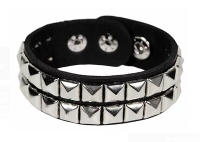 2-reihiges Pyramidennieten Lederarmband aus Kunstleder