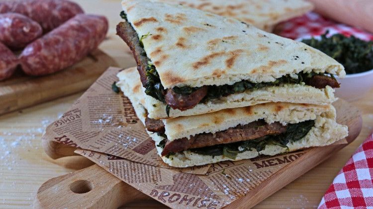 torta al testo con salsiccia e erbe