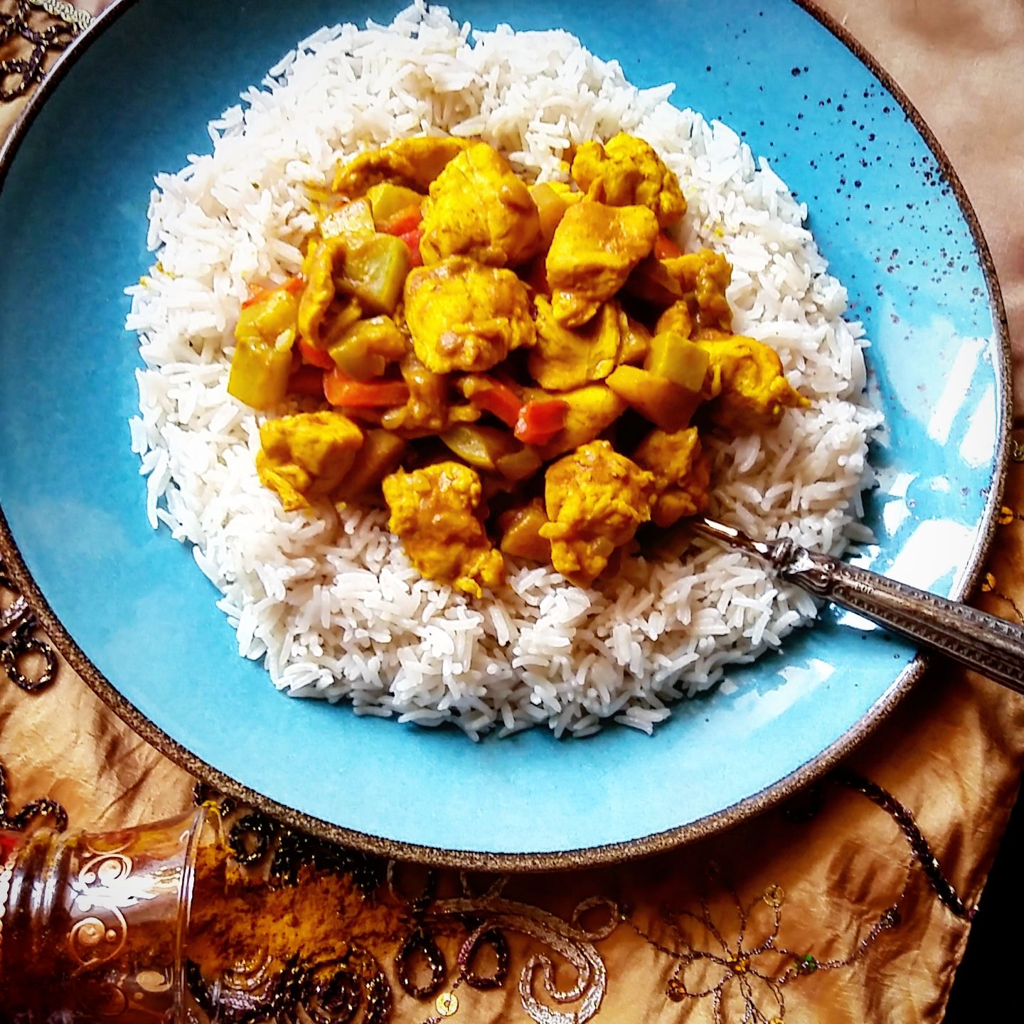 pollo al curry con riso pilaf e verdure croccanti